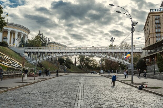 Пішохідний міст на Інститутській відкрили після ремонту (фото)