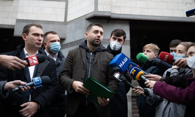 Арахамія особисто заніс до КСУ звернення про звільнення суддів: КСУ пообіцяв відповісти через 3 дня