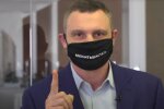 А іншим забороняє: Кличко гуляв у ресторані попри карантин? (відео)