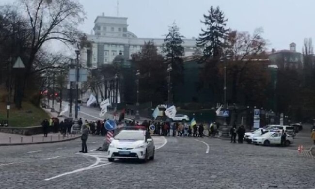 Маніфестанти перекрили вулицю біля будівлі Верховної Ради