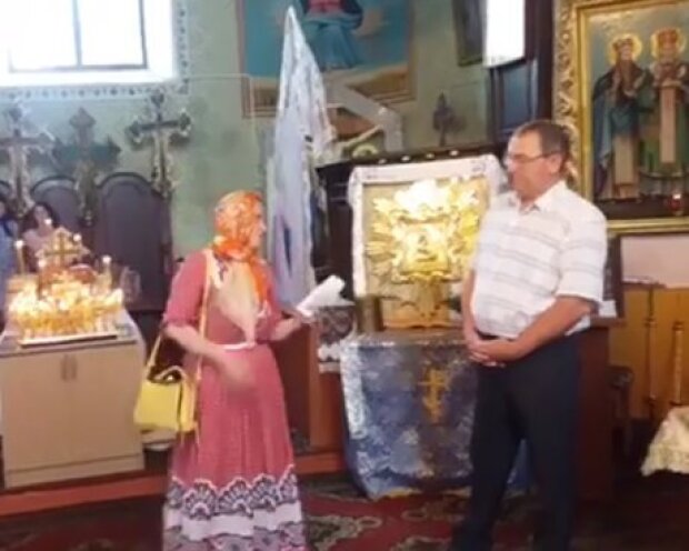Вибори дісталися церкви: голова парламентської фракції агітує в храмі і роздає “пожертви”