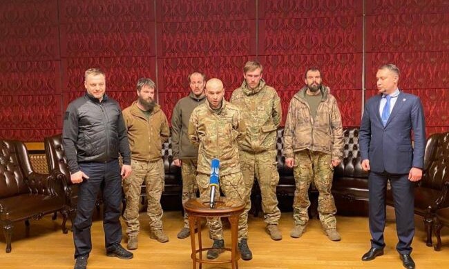 Командири “Азова” найближчими днями зустрінуться із сім’ями, – ОП