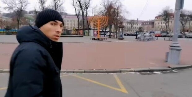 Антисеміт, який перекинув ханукію в Києві, накинувся на співробітників СБУ (відео)