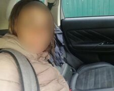 Спочатку заснула, а потім кинула дитину: патрульним у Києві довелося ловити п’яну матір