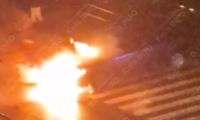 У Києві чули вибух. В одному з районів, під час руху, загорілася автівка