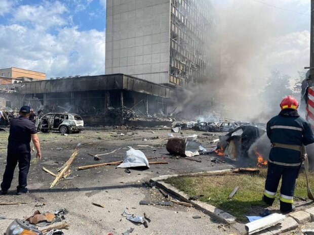 Удар по Вінниці: 12 загиблих і 25 поранених, горять 50 автомобілів