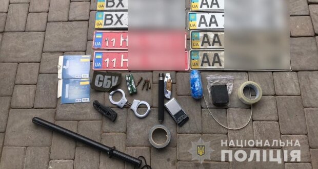 На Київщині затримали перевертнів в погонах: викрадали людей та вимагали гроші (відео)