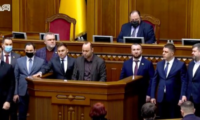 Конфуз у прямому ефірі: “слуга народу” вилаявся прямо на трибуні Ради (відео)