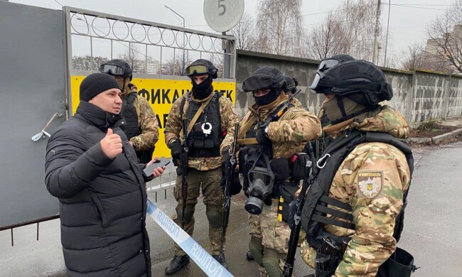 Під Києвом чоловік влаштував стрілянину по людях, його затримали (відео)