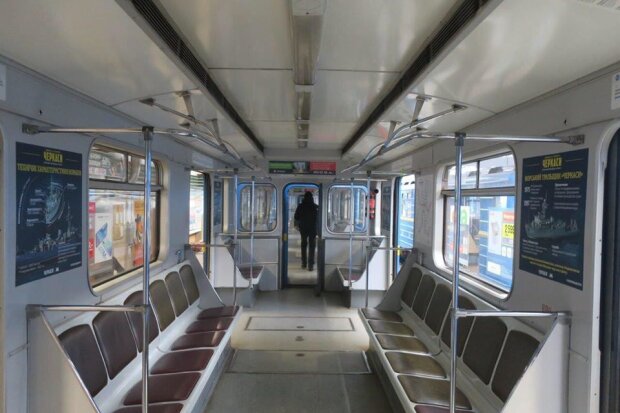 Фільтр на вході, не більше 100 осіб у вагоні, поліція на станціях: нові правила метро