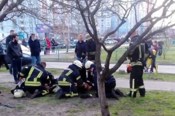 У Києві пожежники врятували двох дітей без ознак життя