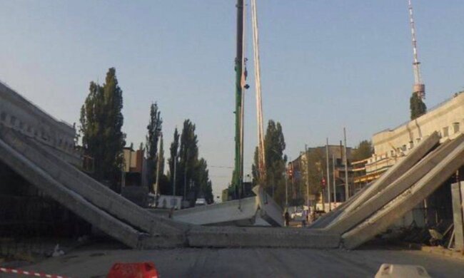 Офіс Генпрокурора розслідує обвал Дегтярівського мосту в Києві