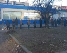 Черги на десятки метрів: у Києві люди взяли в облогу супермаркети ще задовго до відкриття