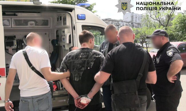 Смертельна втеча від вбивці: на Оболоні іноземець з ножем змусив знайомого вистрибнути з вікна 11 поверху