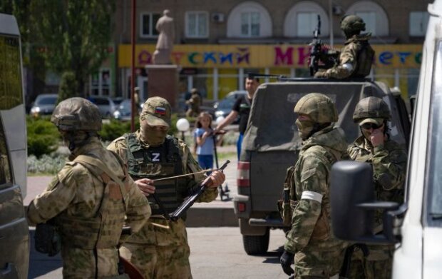 Взялися за дітей: росіяни в Мелітополі готують неповнолітніх для своєї армії