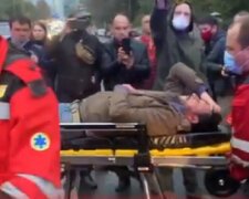 Бійки під судом до крові: активісти не хотіли відпускати автозак з підозрюваним у вбивстві Шеремета Антоненко (відео)