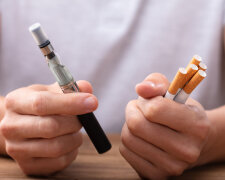 Продавати електронні сигарети підліткам скоро заборонять