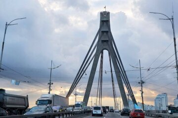 Росія знову атакувала Північний міст у Києві: є пошкодження дороги й тепломережі