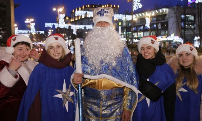 В Києві пройшла святкова хода помічників Святого Миколая (відео)