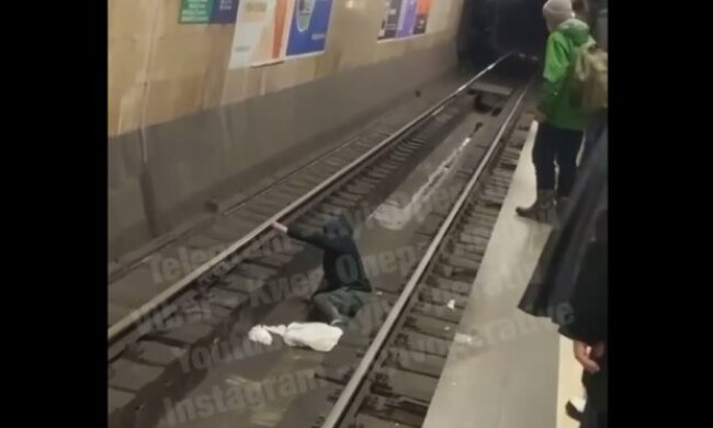 У київському метро пасажир впав на рейки