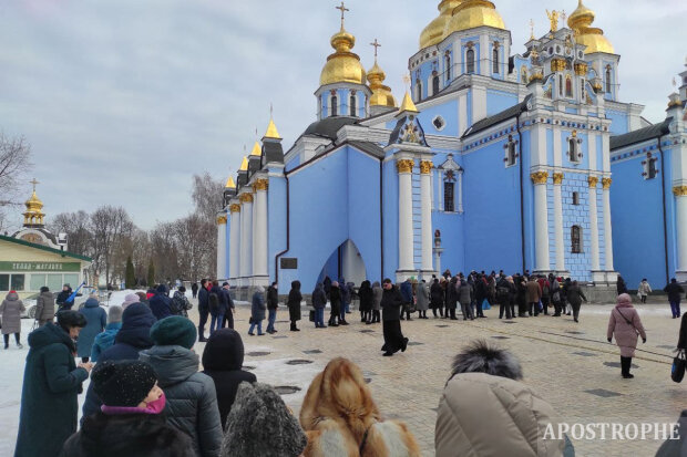 У Михайлівському соборі в Києві вишикувалася величезна черга за святою водою (відео)
