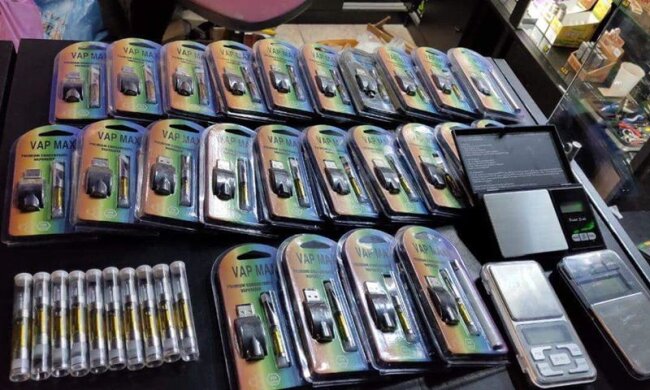 В столичному кальян-барі пригощали кокаїном та цигарками з канабісом