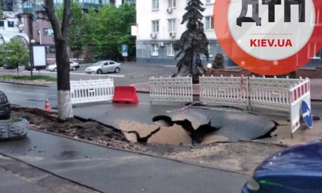 Після зливи в центрі столиці провалився асфальт