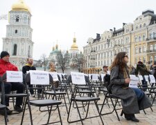 “Порожні стільці”: у центрі Києва відбулась акція підтримки українських політв’язнів