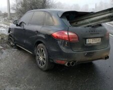 У Києві відбійник наскрізь пронизав автомобіль