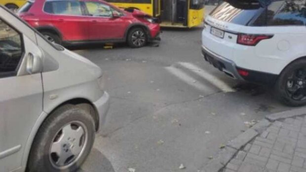 Автівка в’їхала в автобус у центрі Києва: постраждали діти