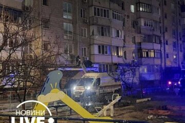 Дивом вижив: у Києві на Харківському шосе чоловік упав із 7 поверху