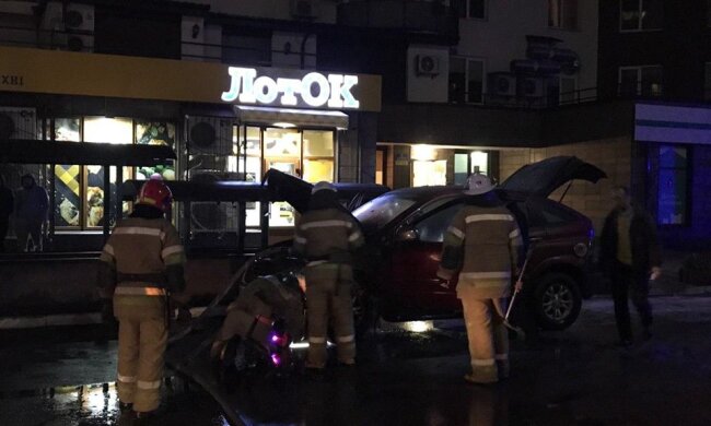 За ніч в різних районах Києва згоріли три автівки