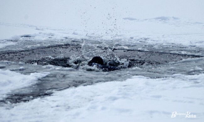 У Києві з-під криги дістали потопельника