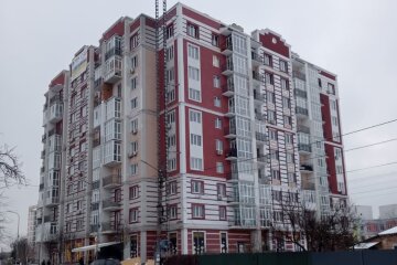 У Гостомелі відновлюють ще одну пошкоджену багатоповерхівку