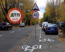 “Велодоріжка року” з’явилася у Києві – на тротуарі, заставленому авто