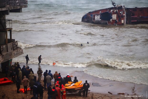Екіпаж потопаючого танкеру біля Одеси врятували