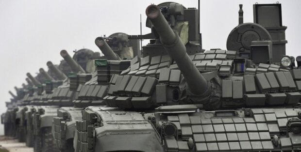 Перекидають танки: британська розвідка дізналася про маневри армії Росії в Білорусі