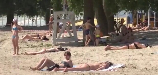 Пляжі в Києві ще не відкрили, але вони вже переповнені