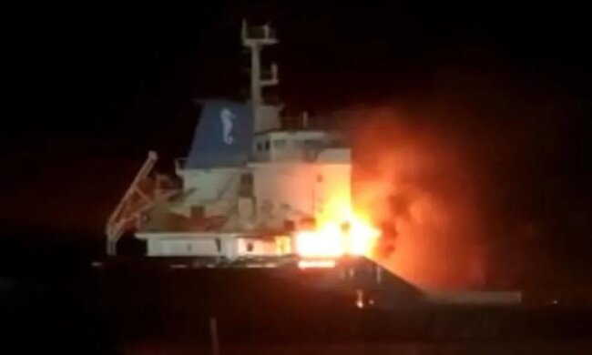 У судно під турецьким прапором у Херсоні влучила російська ракета (відео)