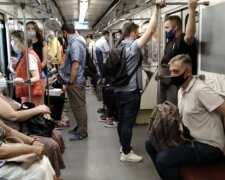 Зробив зауваження про відсутність маски: у Києві сталася жорстка бійка в метро (відео)