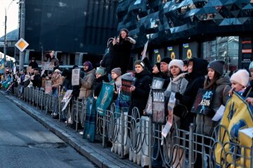 У Києві на Либідській, поруч з ТРЦ, провели акцію FREE AZOV, аби нагадати про повернення військовополонених