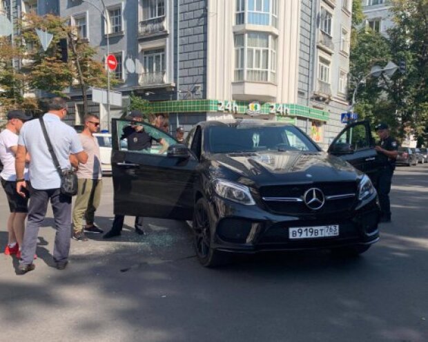 У центрі Києва водій Мерседеса на російських номерах “відключився” за кермом