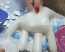 Насипала цукор в рукавичку і нахамила: у Києві в магазині стався скандал через одноразові пакети