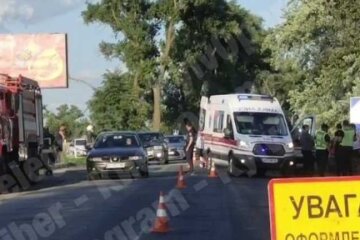 Під Києвом розбились 3 автівки: лікарі не змогли реанімувати жінку