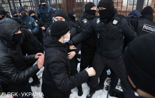 Учасники акції протесту в Києві влаштували бійку з поліцією