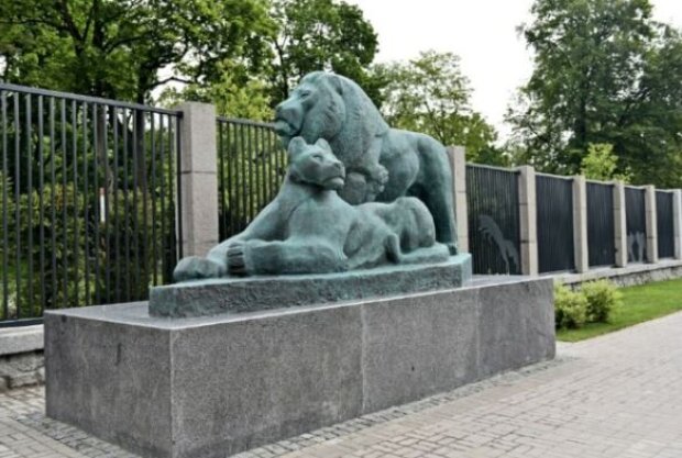 Бронзові леви повернулись до Київського зоопарку (фото)