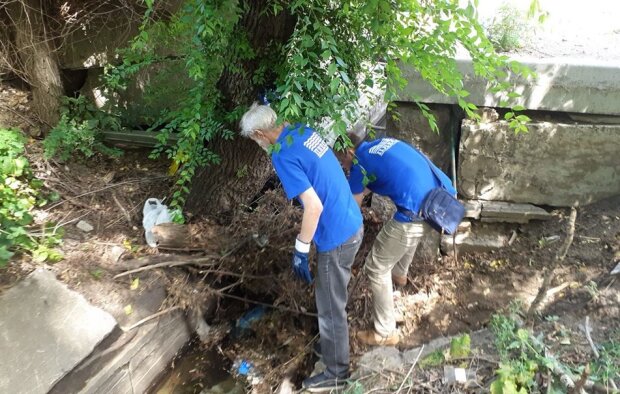 Щоб не підтоплювала дорогу: комунальники розчистили річку Либідь  
