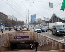 У Києві лікарня "викинула" паралізованого пацієнта просто на холодні сходи біля метро