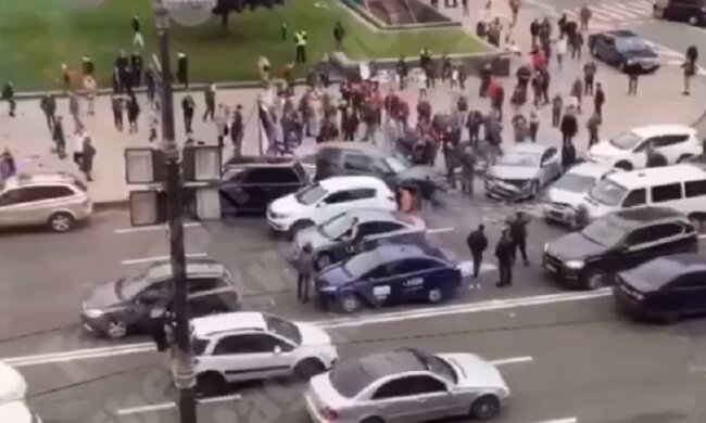 В центрі Києва п`яна автотроща: на Майдані сталась масштабна аварія з постраждалими (відео)