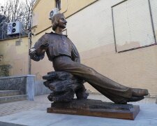 На київському Андріївському узвозі несподівано для всіх з’явився пам’ятник Гоголю